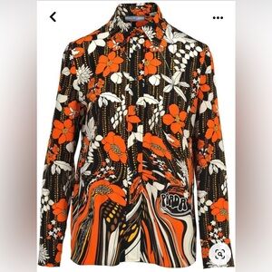 Prada blouse.
Size 38
A few superficial stains that can be dry cleaned out